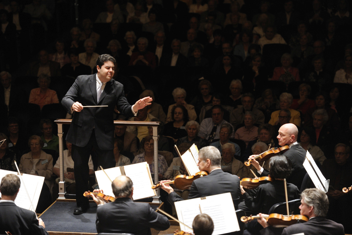 Tito Muñoz conducting The Cleveland Orchestra